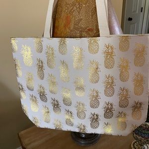 Tote bag with pineapples on it